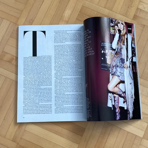 RARE Taylor Swift VOGUE magazine Cover February 2012 - RED Era ❤️ - Picture 3 of 7